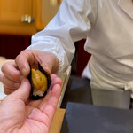 兄弟寿し - 雲丹は手渡しで