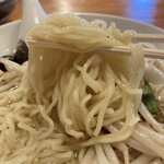 餃子と濃厚湯麺 あおば 本店 - 中細麺です