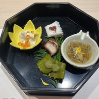 鮨 みや川 - 湯葉のイクラ乗せ、鱧、蓴菜、万願寺唐辛子、煮蛸