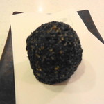 空也 - 意外と美味しかったのがこれ。超薄求肥（？）で餡を包み黒ごまをまぶしてあります