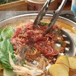 kankokusemmontenhyonchampurukogi - お肉のタレと肉の旨味、野菜の出汁が牛骨スープに流れ落ちます
