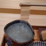 日本料理 柳燕 - 出来立ての葛切りを黒蜜、きな粉で