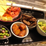 厨翠山   - ラウンジ　デザートタイム　手作りスィーツ盛り合わせ　ミルクレープ、チーズケーキ、フランボワーズケーキ、チョコボール（いちご、ごま、抹茶）、カヌレ、わらび餅、ガトーショコラ