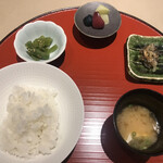 厨翠山   - 食事ー炊き立ての釜炊きご飯　　ご飯、味噌汁、小鉢、一品