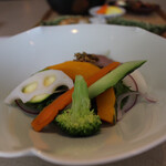 厨翠山   - 水槽野菜のさらだ　自家製ローストビーフ、がごめ昆布と山わさびの醤油漬を添えて