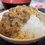 Machikadoya - 納豆をかける