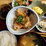 Kuragohan - 気を取り直して…いただきますー！
      
      ご飯とお味噌汁はお代わり可。ご飯は精米したてのお米だそう。お味噌汁は豆腐、エリンギ、しめじ、ワカメ入り。
      メインの他に小鉢が4種類もあるのが嬉しい♪ヽ(*´∀｀*)