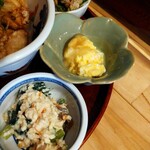 Kuragohan - ・ふわふわたまご餡(ふわふわの卵に優しいお出汁の餡かけ)
      ・人参と蒟蒻の白和え(ほうれん草もたっぷり入っていて美味しい)
      
      お代わりなしでちょうどいい量なのですが…
      今日の私は違ってた…ヽ(´ー`)ノ
