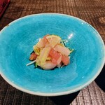 炭焼 芹生 - 先付けはホタテの昆布〆にトマトとレタス