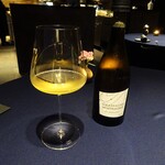 abysse - 白グラスワインと店内