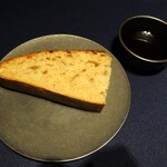 abysse - 米ぬかとふすまのパン、黒にんにくのオイル