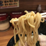 Ikebukuro Shouten - 麺は中太縮れ麺