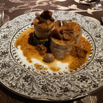 La maison du caviar 17℃ - イタリア産仔ウサギ背肉とマシケ産ボタン海老のクレピネット包み、ジロール茸添え。