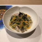 うを徳 - 岩牡蠣と貝割れ大根と海月の雲丹和え