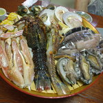 民宿　菊水 - メインの海鮮焼　活鮑、伊勢海老半身、蟹足、さざえ、白貝、烏賊、帆立、コーン