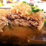 アンドラ - 地中海料理 アンドラ ＠佐野 ランチハンバーグ 和風ソース 切り口アップ