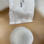 蒸気屋 - かるかん饅頭はつるつるもちもちした表面と中のちょっとザラっとした口当たりが素朴な味わい。