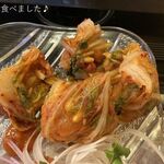 Yakiniku Tamaki - キムチの中にはマグロやホタテ、サーモンなどが入っており、美味しさにびっくり。