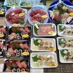 九州まぐろ - 鮪を中心としたお寿司や刺身盛りなどがズラリ