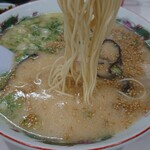 長浜ラーメン 一心亭 - 珍しく麺リフト2回目激写は成功か…(笑)