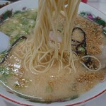 長浜ラーメン 一心亭 - 珍しく麺リフト１回目は激写失敗f(^_^)