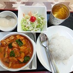 タイレストラン クワコンムアン - ゲーンペッセット1100円
            レッドカレー、サラダ、ライチ