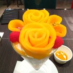 カフェ コムサ - ■マンゴーローズブーケのパフェ
