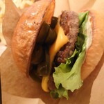 YES!BURGER - ナイフは備え付いていなかったので、包み紙へ。ハラペーニョが溢れてこなくて食べ進めやすかったです◎