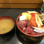 寿司富 - ちらし丼(900円)