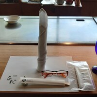 鉄板焼 ひだ - テーブルセットアップ状況　ひざ掛けのナフキンの塔が印象的