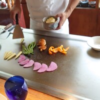 鉄板焼 ひだ - 本日の焼き野菜を目の前で調理中