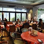 オステリア・ヴォーノ - 赤いテーブルクロスがイタリアンな雰囲気を醸し出していいます