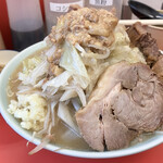 ラーメン鬼首 北仙台店 - 豚ラーメン 930円
                                奥にあるのは豚入アブラ 80円