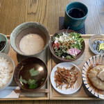 Kokutou - 主菜が選べる御膳全景、主菜+副菜(サラダ、本日の小鉢2種)