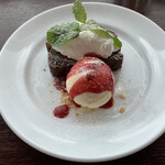 トラットリア グランボッカ - ガトーショコラとラムレーズンのアイスクリーム