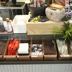 豊洲食堂 - 箸や調味料の置き場
