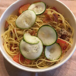 タパス＆タパス - 8月限定 自家製サルシッチャとごろごろトマトのピリ辛マッキアート 大盛 1,200円（税込）