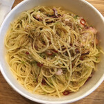 タパス＆タパス - 新レギュラーメニュー 真ダコと揚げにんにくのペペロンチーノ 大盛 1,200円（税込）