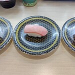 はま寿司 - 左から本マグロ大トロ・中トロ・赤身の順です。