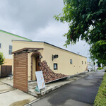 パン工房 麦童 - 中が全く見えない珍しい建物です。牛久駅からは６００ｍ位の場所です。