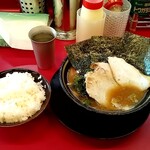 豚骨醤油ラーメン 王道家 - ラーメン700円+ライス100円+豚トロチャーシュ2枚100円