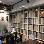 Cafe' Accha - 店の棚には様々なレコードがびっしり！！