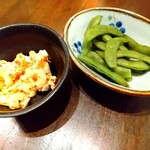 旬彩処 和らび - マカロニサラダ（お通し）と茶豆