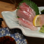 美味いもん処 手八 - 本日入った鈴木君が刺身になりました。右には昆布締めも♪