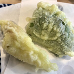 ひすいそば専門店 かわせみ - 裏には茗荷とピーマンも隠れていました。