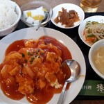 豫園飯店 - 海老入り玉子焼きの美味ソースかけ+大盛り食事セット