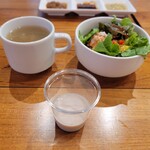 筋肉食堂 - 玄米セットのスープとミニサラダ、プロテイン