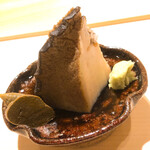 Sugaya - 蒸し黒鮑です。横浜インターコンチみたい。鮑は薄切りよりぶつ切りに限る。肝の味噌漬けがお酒を呼びます