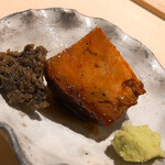 すが弥 - 真夏の鮟肝は希少。真冬のそれより脂は落ちるけど、これはこれで健全な旨味。稚鮎と実山椒のミンチを添えて夏の爽快さを演出します