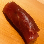 すが弥 - 赤身。部位違いの二種を重ねます。間には青混ぜの海苔。赤身の鉄分と海苔の鉄分のダブルアタック。握りの王様は赤身かも？